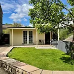 Apple Tree Hut, In A Private Garden بيت خشبي *