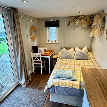 Apple Tree Hut, In A Private Garden Lodge Skipton