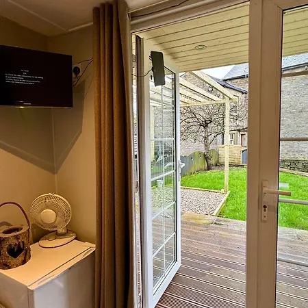 بيت خشبي Apple Tree Hut, In A Private Garden *
