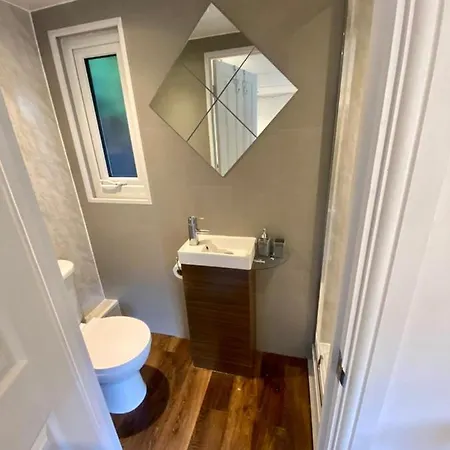 Apple Tree Hut, In A Private Garden 롯지