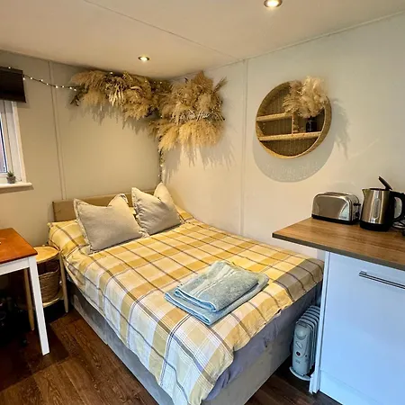 Apple Tree Hut, In A Private Garden 롯지 *