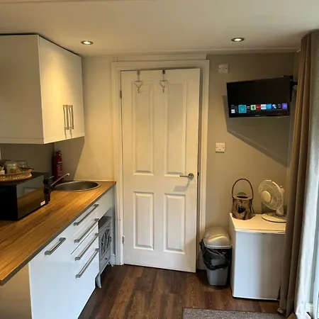 Apple Tree Hut, In A Private Garden * 스킵턴