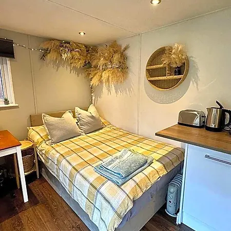 Lodge Apple Tree Hut, In A Private Garden Skipton
