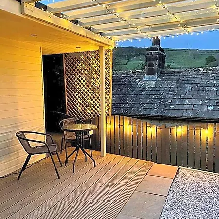 Apple Tree Hut, In A Private Garden Skipton