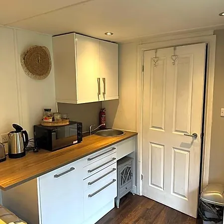 Apple Tree Hut, In A Private Garden Lodge Skipton