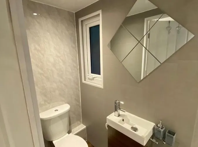 Lodge Apple Tree Hut, In A Private Garden