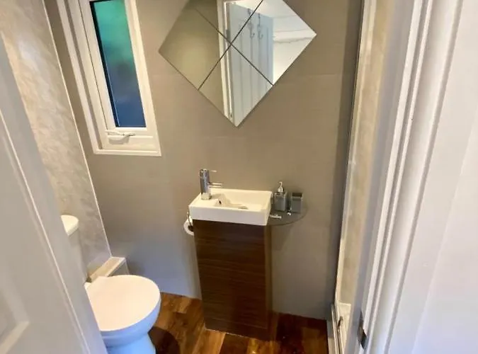 Apple Tree Hut, In A Private Garden Lodge