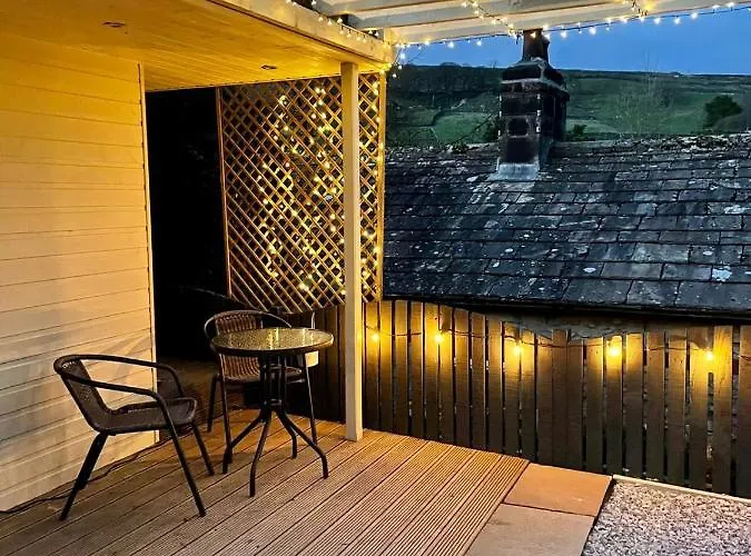 Apple Tree Hut, In A Private Garden Lodge Skipton