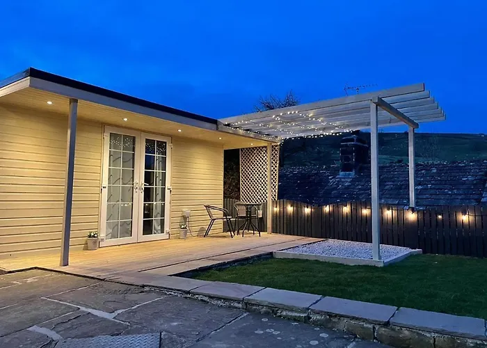 Apple Tree Hut, In A Private Garden Lodge Skipton