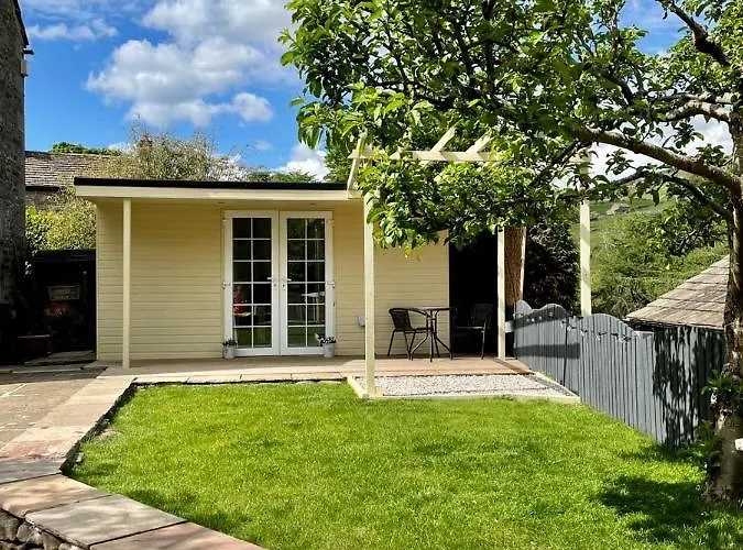 Apple Tree Hut, In A Private Garden Lodge *