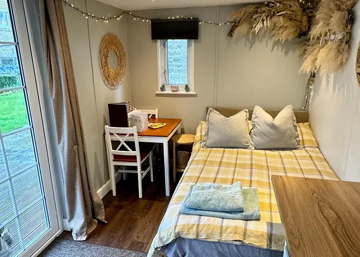 Apple Tree Hut, In A Private Garden Lodge Skipton